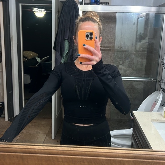 NWOT Fabletics black compression cropped sports top with long sleeves. - Picture 4 of 5